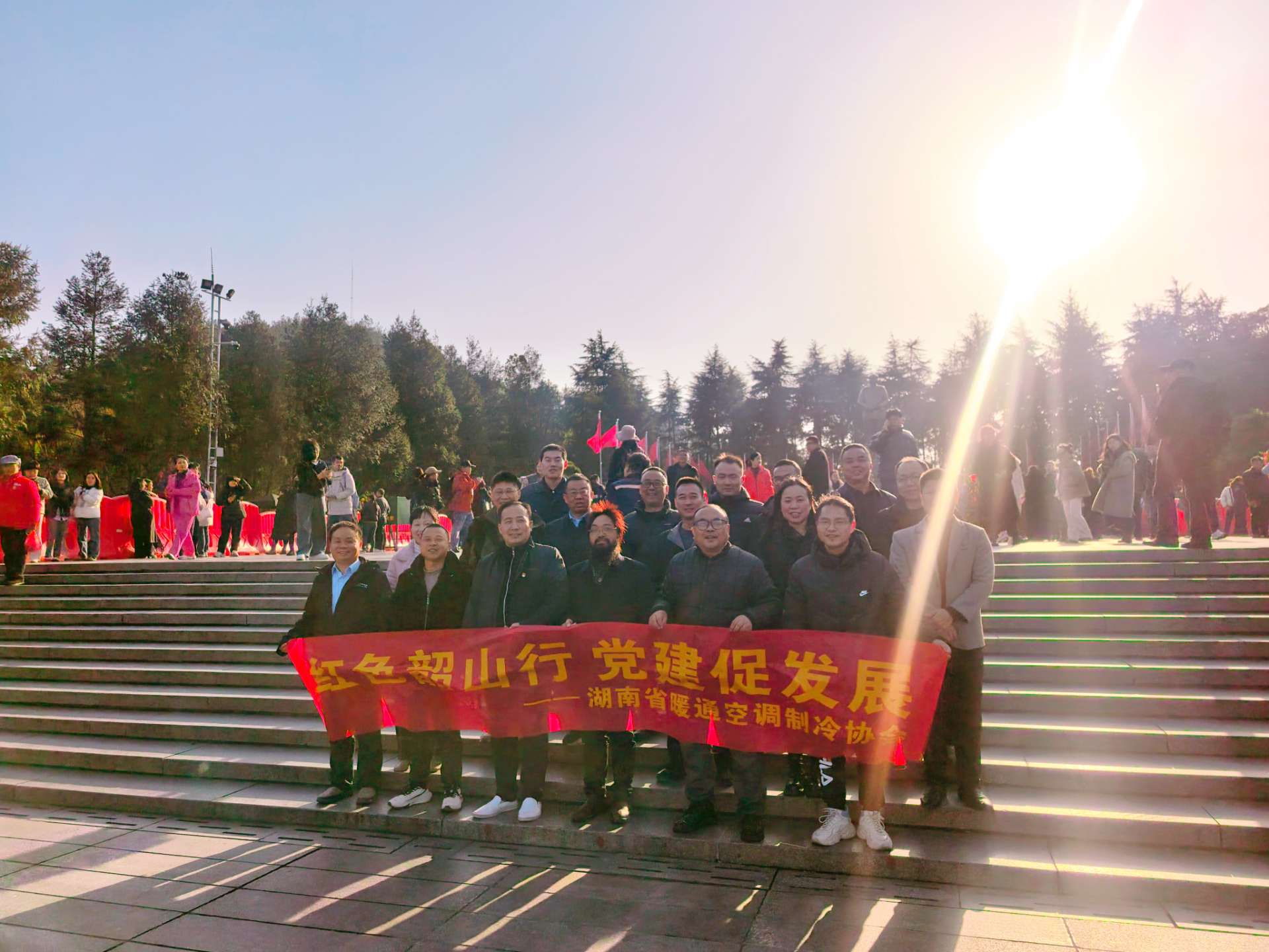 缅怀伟人风范 赓续红色血脉